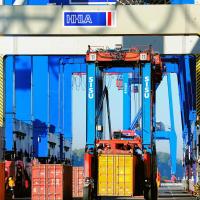 3944_0844 Transport von Containern mit einem Portalhubwagen zum Lagerplatz der Stahlbox. | Container Terminal Burchardkai CTB